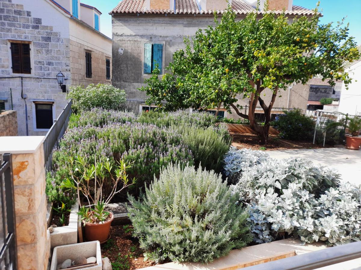 Apartments Villa Beba Komiža Eksteriør billede